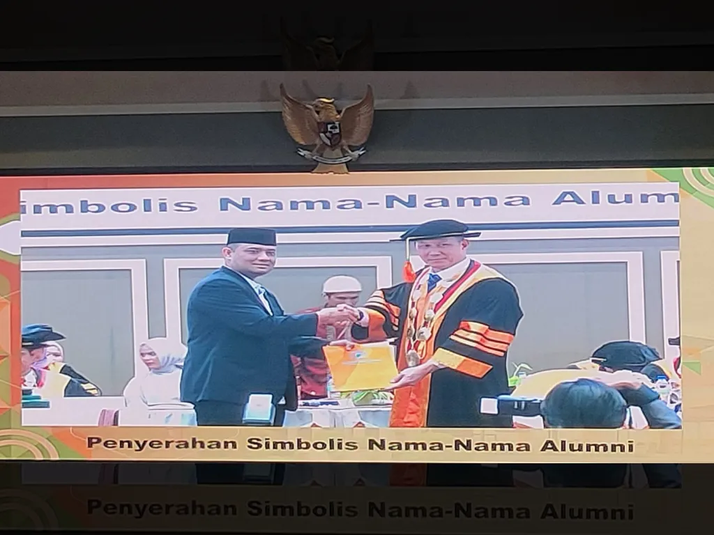 Penyerahan Simbolis Nama-nama Alumni